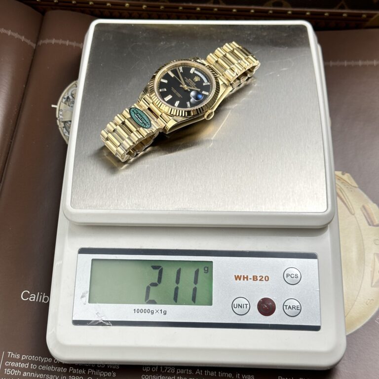 Rolex Daydate 211g Black Dial Yellow gold
